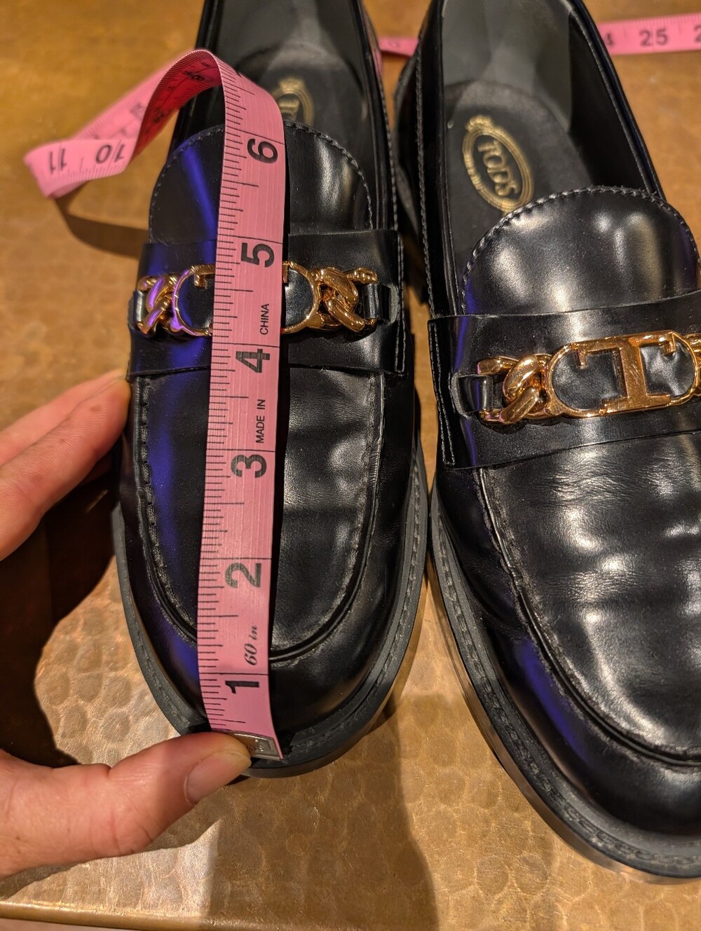 Tod's Black Leather Made In Italy Gold Metal Logo Women's 38.5 - Picture 12 of 16